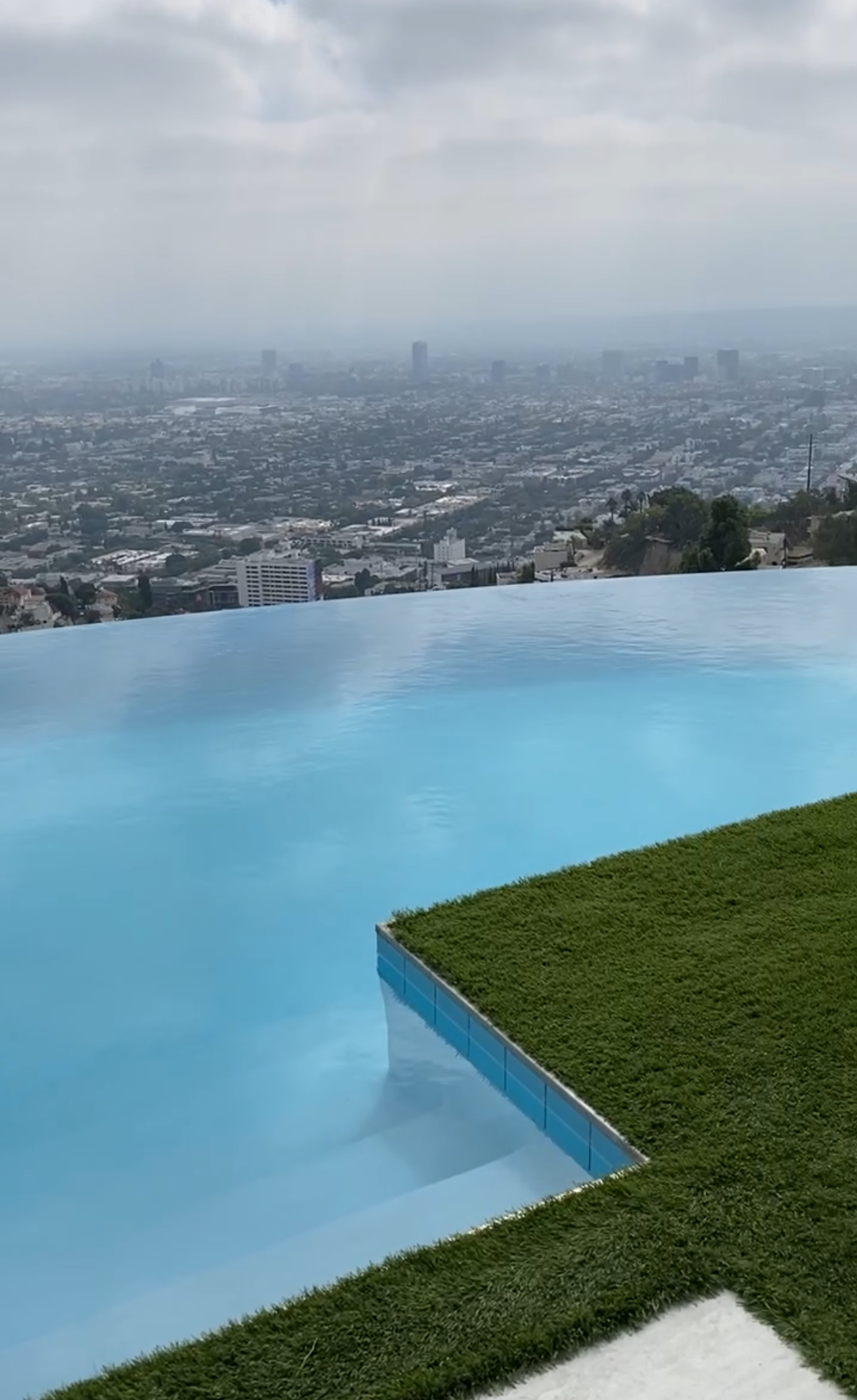 Diving into Decadence: The Latest Trends in Luxury Pools for the Ultra-Rich 2 infinity edge pool e1724705683225 luxury pools