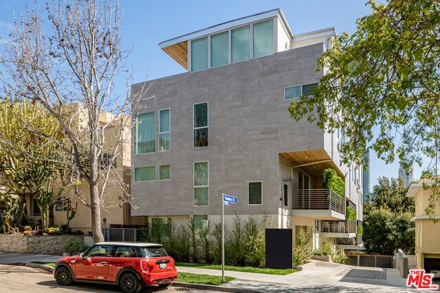 Off Market 47 67bcb5af2064f7f494940b22