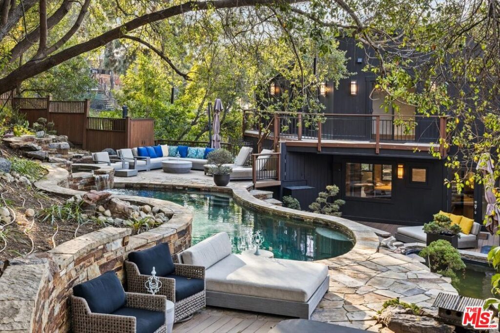 Off Market 34 67bcb5af9e155302a49a725c