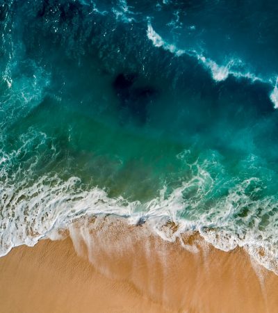 sea waves on brown shore at daytime