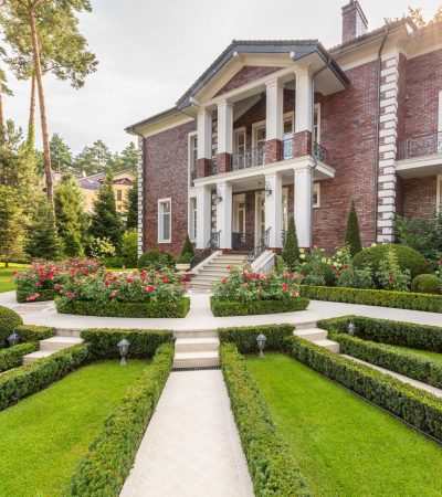 Elegant luxury home in Bridle Path, Los Angeles prestigious equestrian neighborhood