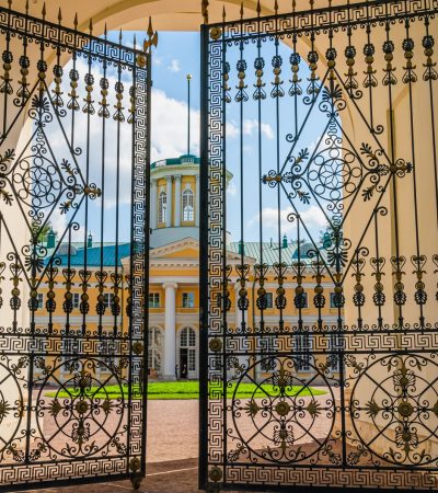Elegant gated mansion entrance in Hancock Park, Los Angeles luxury real estate community