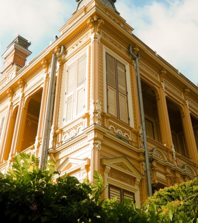 Elegant luxury home in Hancock Park, Los Angeles featuring classic architectural details and manicured landscaping