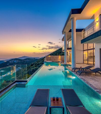 Luxury waterfront home in La Jolla Palisades with modern architecture and ocean views