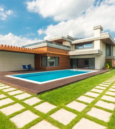 Stunning Los Angeles home with sparkling swimming pool and modern architecture