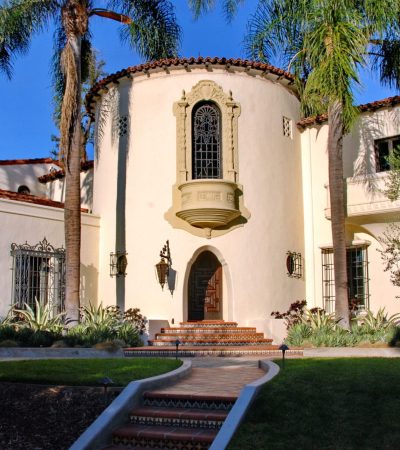 los feliz estates a white building with palm trees