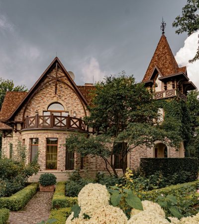 Elegant luxury home in Hancock Park, Los Angeles featuring classic architecture and manicured landscaping
