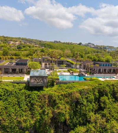 Stunning luxury villa in Malibu with modern architecture and ocean views, exemplifying high-end coastal real estate.