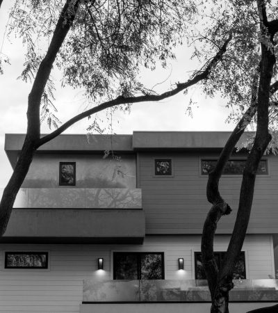 Luxury home exterior in Monterey Parque Highland with modern architecture and landscaping