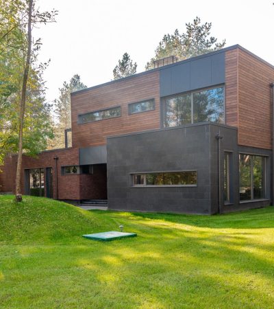 Elegant luxury home in Redwood Park, Woodside with modern architecture and sophisticated landscaping