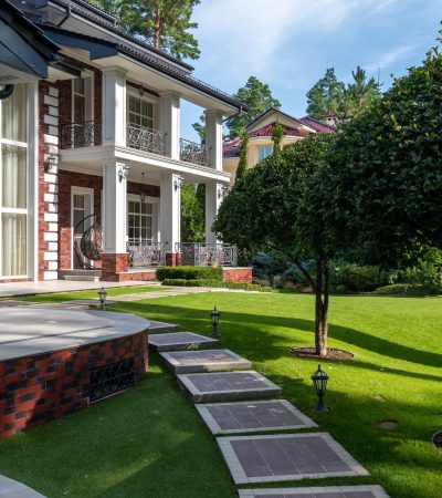 Elegant luxury home exterior in Rose Arbor, Los Angeles with manicured landscaping