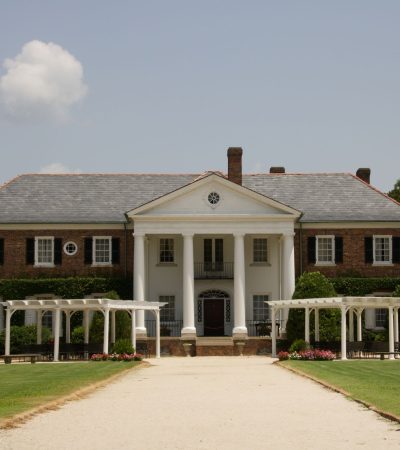 Elegant Savannah luxury home showcasing classic Southern architecture and manicured landscaping
