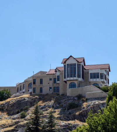 Luxury real estate property in Skywood Acres, Woodside, CA showcasing upscale residential architecture