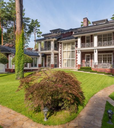 Elegant luxury home in Timberlake Estates, Los Angeles real estate community
